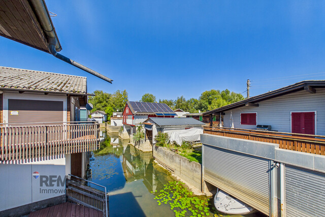 Ein ganz besonderer Platz am Bodensee – charmantes Bootshaus mit eigener Bootsgarage direkt am Wasser