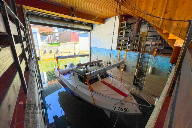 Ein ganz besonderer Platz am Bodensee – charmantes Bootshaus mit eigener Bootsgarage direkt am Wasser