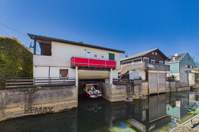 Ein ganz besonderer Platz am Bodensee – charmantes Bootshaus mit eigener Bootsgarage direkt am Wasser