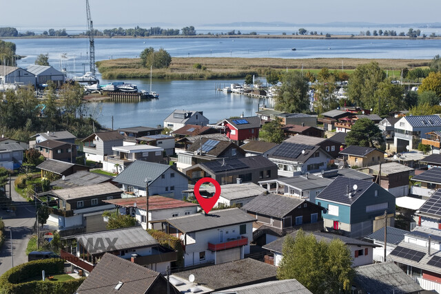 Ein ganz besonderer Platz am Bodensee – charmantes Bootshaus mit eigener Bootsgarage direkt am Wasser
