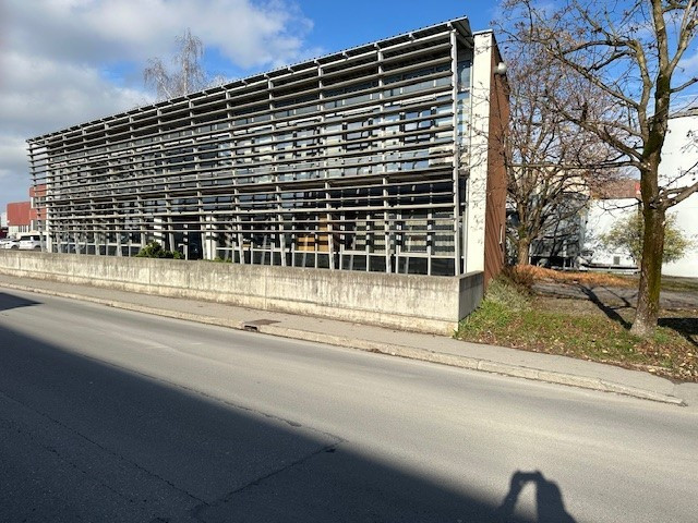 Büro-, Ausstellungs-, und Lagerflächen mit guter Verkehrsanbindung!