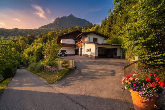 Naturidyll mit Weitblick in Frastanz: EFH auf 2.170 m² Grund, flexible Nutzung, Studio & Großgarage