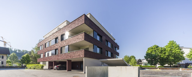 Hobbyraum mit Fenster in Tiefgarage und Autostellplatz, Lagerfläche