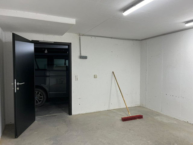 Hobbyraum mit Fenster in Tiefgarage und Autostellplatz, Lagerfläche