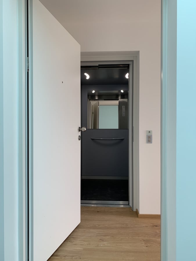 Mit dem Lift direkt in die Wohnung! Exklusive 2-Zimmer-Dachgeschoss-Wohnung in Feldkirch-Nofels "Bergäcker" bezugsfertig!