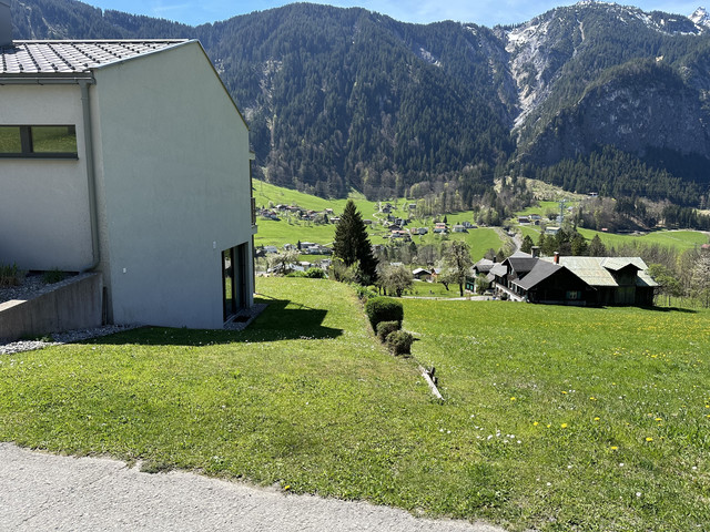 Sonniges Baugrundstück in leichter Hanglage