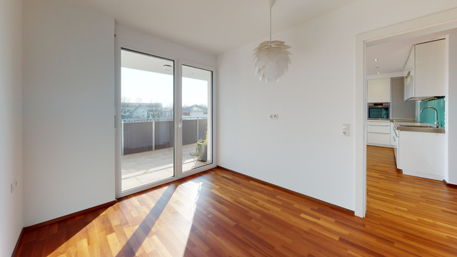 **Helle 2-Zimmer-Dachgeschosswohnung mit großem Balkon, Tiefgaragenplatz und moderner Ausstattung in bester Lage**