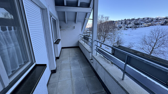 Große  helle 4 Zimmer Dachgeschosswohnung mit Aussicht, 2  Balkonen, Carport und viel Stauraum 