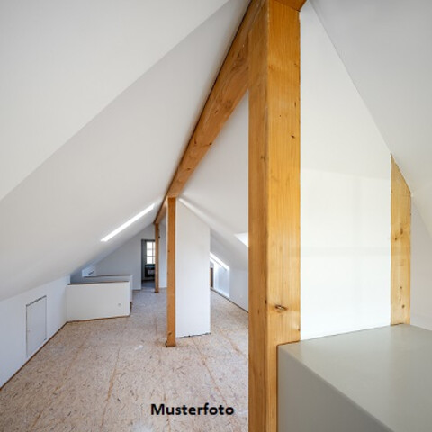 Dachgeschosswohnung mit 3 Zimmern, offener Küche und zugehörigem Kellerabteil