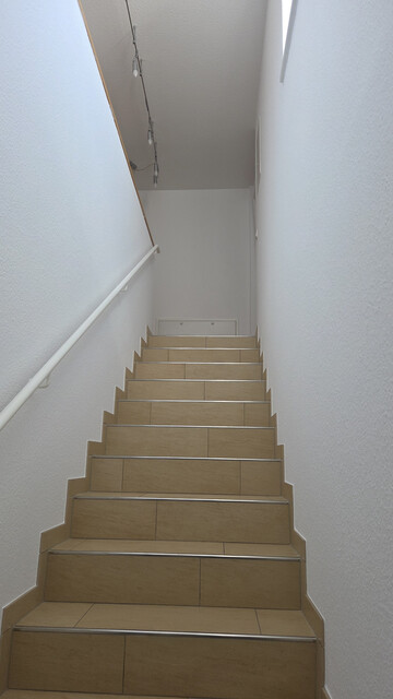 Geräumige Wohnung mit Tiefgarage, Terrasse, Loggia, Abstellraum, Keller und Fahrradabstellraum