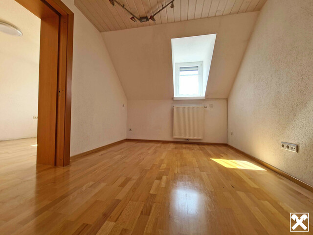 3,5 Zimmer-Dachgeschosswohnung mit Gartenanteil in Kennelbach!