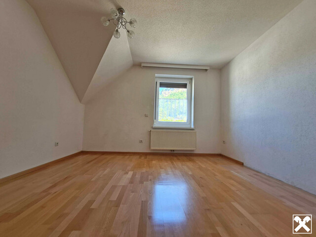 3,5 Zimmer-Dachgeschosswohnung mit Gartenanteil in Kennelbach!
