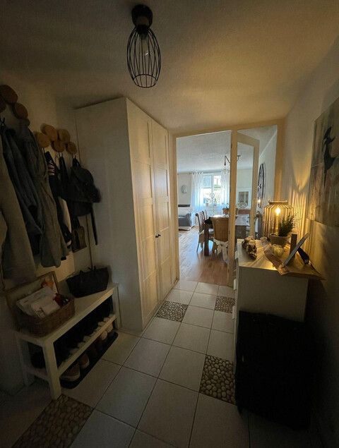 Helle 3-Zimmer-Wohnung im Zentrum von Hörbranz📍 Lage: Zentral gelegen – alle öffentlichen Einrichtungen (Gemeindeamt, Schule, Bank, Post, Bushaltestelle) sind innerhalb von 2 Minuten zu Fuß erreichbar.