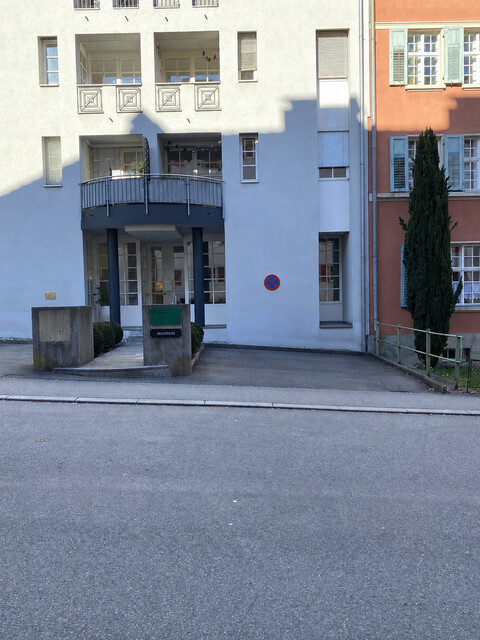Helle Geschäftsfläche mit Parkplatz und E-Ladestation in der Feldkircher Stadt 