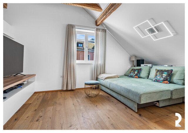 EXKLUSIVE DACHGESCHOSSWOHNUNG MIT BALKON & BLICK AUF DIE SCHATTENBURG