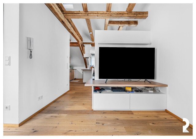 EXKLUSIVE DACHGESCHOSSWOHNUNG MIT BALKON & BLICK AUF DIE SCHATTENBURG