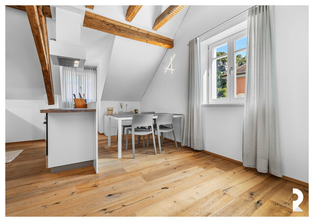 EXKLUSIVE DACHGESCHOSSWOHNUNG MIT BALKON & BLICK AUF DIE SCHATTENBURG