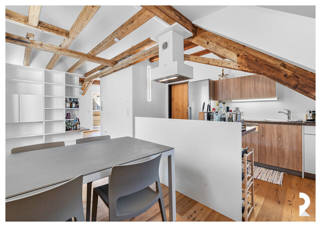 EXKLUSIVE DACHGESCHOSSWOHNUNG MIT BALKON & BLICK AUF DIE SCHATTENBURG