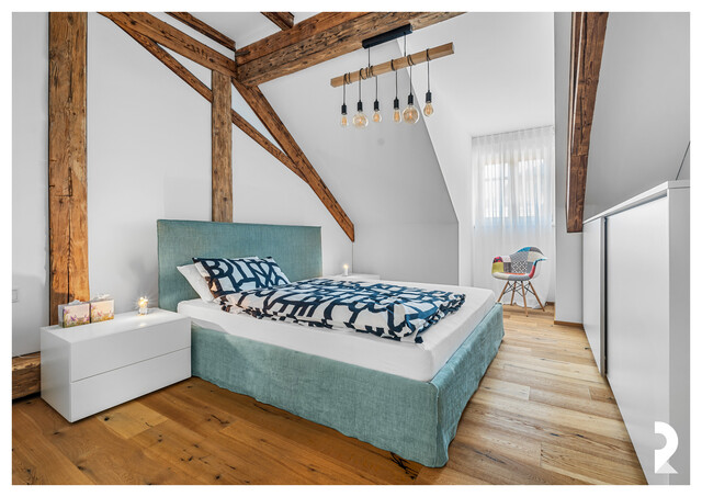 EXKLUSIVE DACHGESCHOSSWOHNUNG MIT BALKON & BLICK AUF DIE SCHATTENBURG