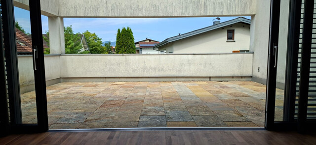Stylische Wohnung in Zweiparteienhaus mit 38 m² großer Terrasse in Top-Lage 