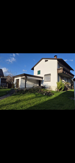 Geräumiges Haus mit Garage, Balkon, Terrasse, Garten, Abstellraum, Keller und Dachboden