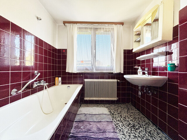 Älteres Wohnhaus mit viel Potenzial im Herzen von Höchst 