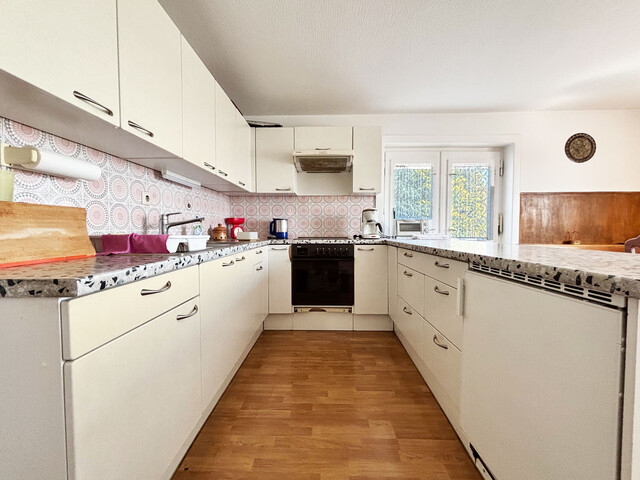 Älteres Wohnhaus mit viel Potenzial im Herzen von Höchst 