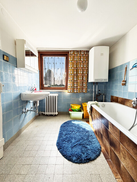 Älteres Wohnhaus mit viel Potenzial im Herzen von Höchst 