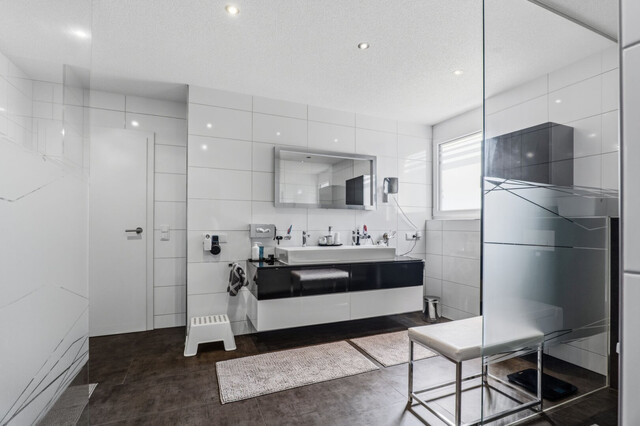 Lustenau: 136m² Wohnfläche und 240m² Terrassen- und Gartenfläche – hochwertig ausgestattete 4-Zimmer-Wohnung mit 2 Tiefgaragenplätzen