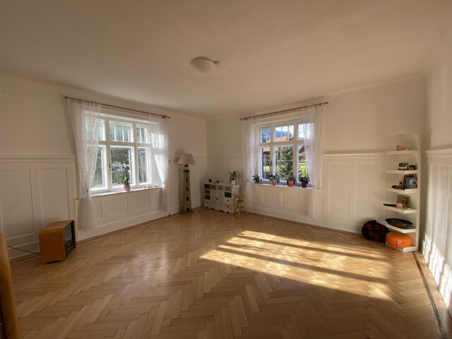 Großzügiges Zimmer in WG zu vermieten!