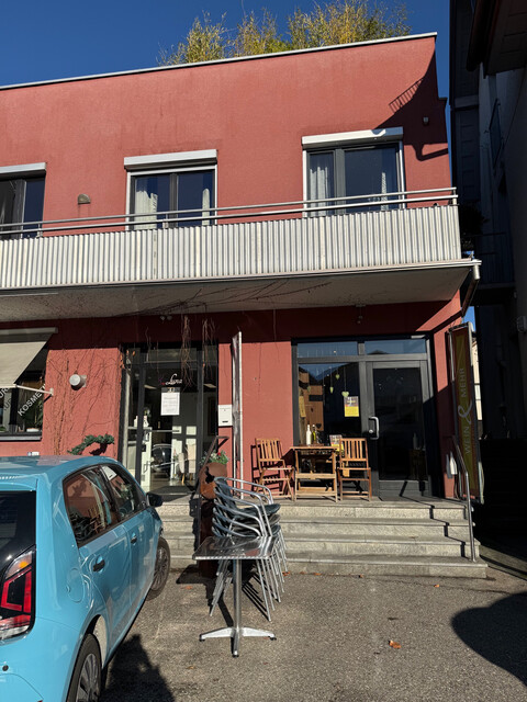 Schönes Geschäftslokal mit Parkplatz in zentraler Lage zu vermieten