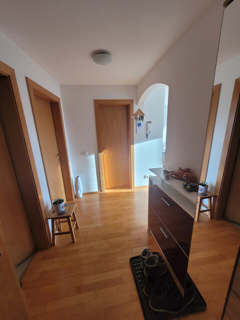 Sonnige 2-Zimmerwohnung mit Balkon und Tiefgarage, grenznah