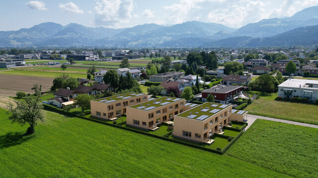 NEU - Feldkirch Gisingen Guldenäcker - Vollholz Reihenhaus mit 5 Zimmer, Garten und Carport, Top Lage