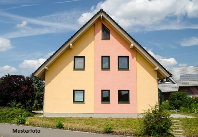 Familienfreundliches 2-Familienhaus mit Terrasse & Garage