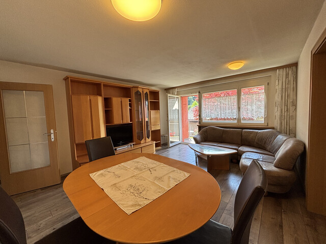 "ohne Provision" geräumige, helle teilmöblierte 2,5 Zimmer Wohnung mit Balkon