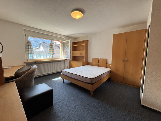 "ohne Provision" geräumige, helle teilmöblierte 2,5 Zimmer Wohnung mit Balkon