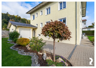 SONNIGES MEHRFAMILIENHAUS MIT GROSSEM GRUNDSTÜCK UND VIELSEITIGEN NUTZUNGSMÖGLICHKEITEN IN BLUDESCH