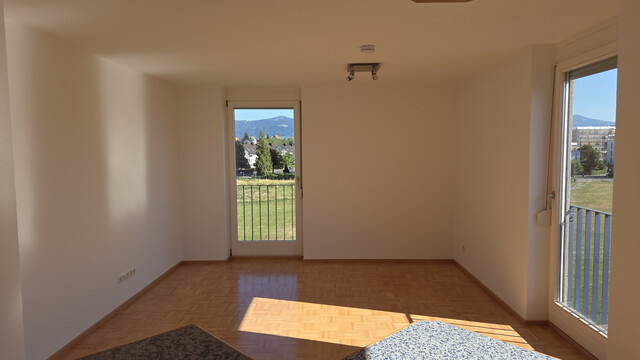 Geräumige Wohnung mit Tiefgarage, Terrasse, Loggia, Abstellraum, Keller und Fahrradabstellraum