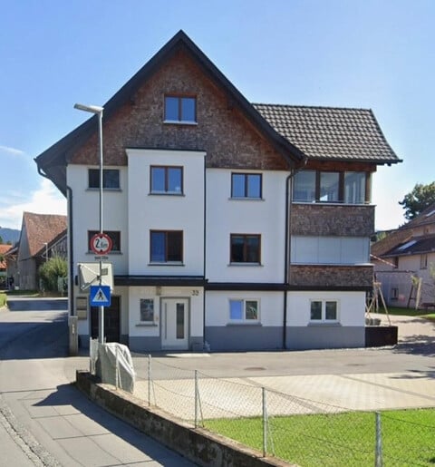 Geräumige 4- Zimmer-Wohnung in einem Zweifamilienhaus