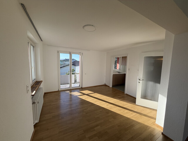 Sonnige 3,5 Zimmer Wohnung mit Balkon in Seenähe 