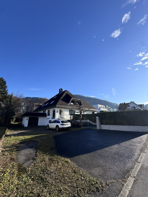 Wohnen & Arbeiten vereint: Villa mit Büro und Hobbyflächen in Götzis!