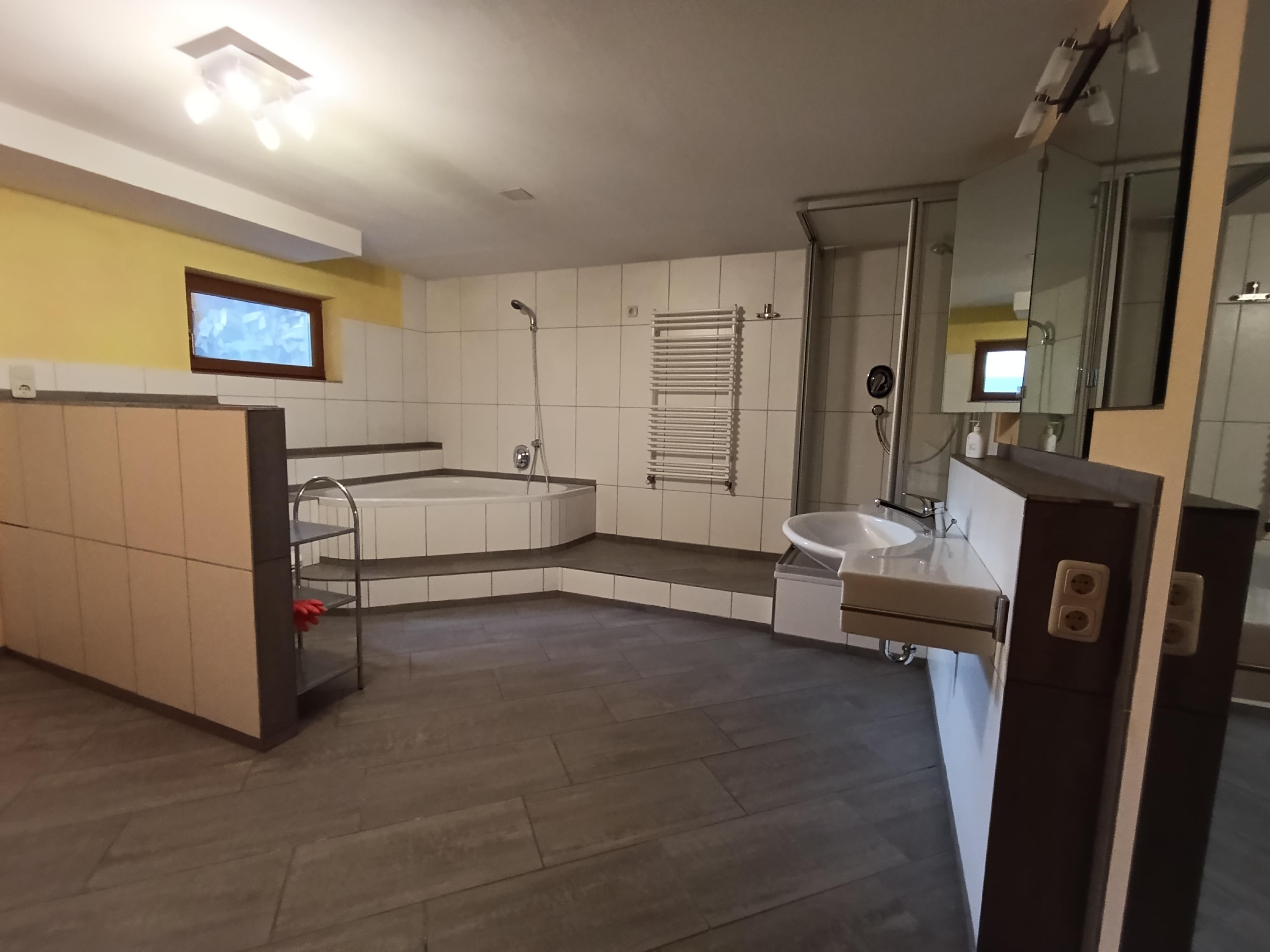 🏡 Gartenwohnung mit Einfamilienhaus-Charakter – 190 m² Südgarten, Pool & großer Keller