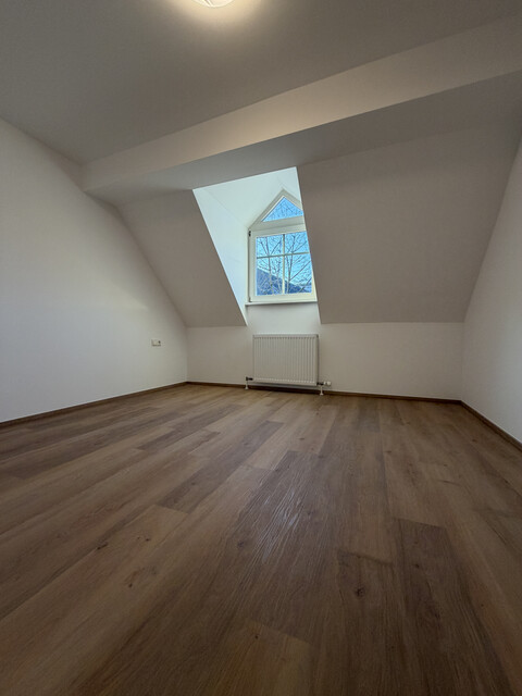 Neu sanierte Dachgeschosswohnung zur Miete in Top-Lage! 