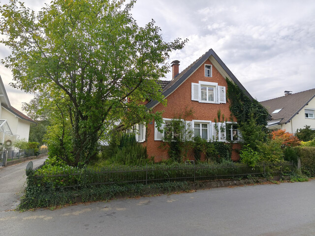 Altes renovierungsbedürftiges Haus, Grundstück 400 m²