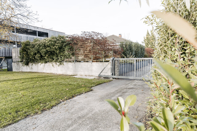 Großes Bauland (BM) mit modernisiertem Bungalow + Wirtschaftsgebäude