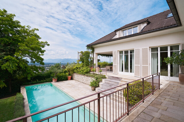 Exklusive Villa im Landhausstil mit spektakulärem Panorama- und Seeblick 