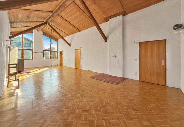 Sanierungsbedürftiges Haus auf großem Grundstück