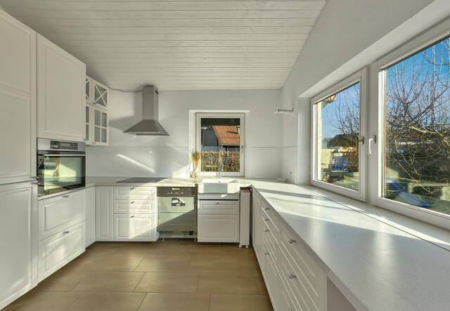 Sanierungsbedürftiges Haus auf großem Grundstück