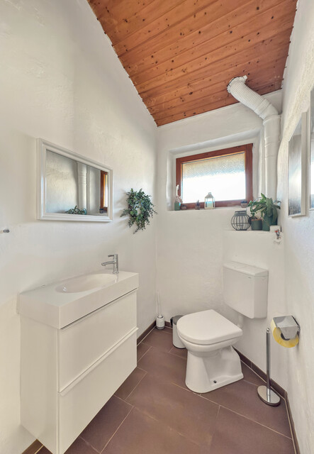 Sanierungsbedürftiges Haus auf großem Grundstück