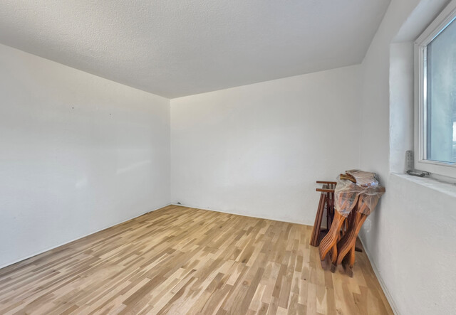 Sanierungsbedürftiges Haus auf großem Grundstück